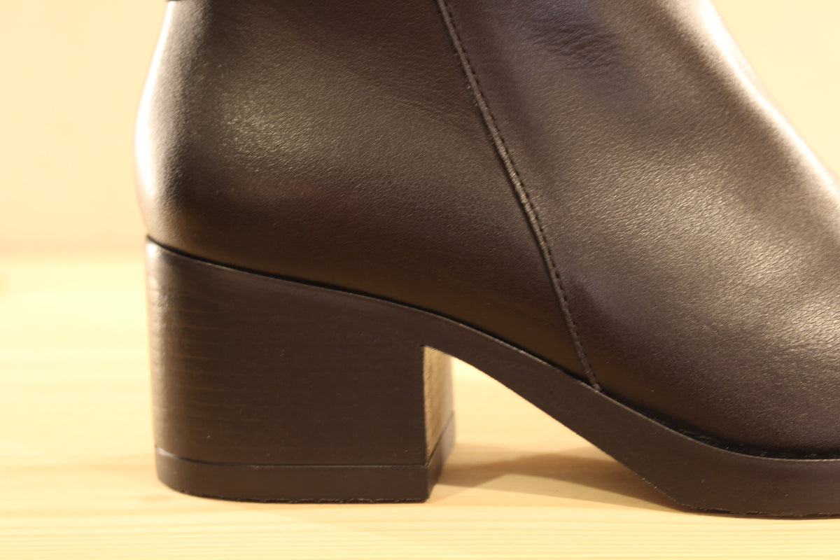 Bottes WONDERS en cuir de couleur noir. Tige de 39 cm. Elastique d'aisance à l'arrière de la botte et sur toute la longeur de la tige. Zip du côté interne