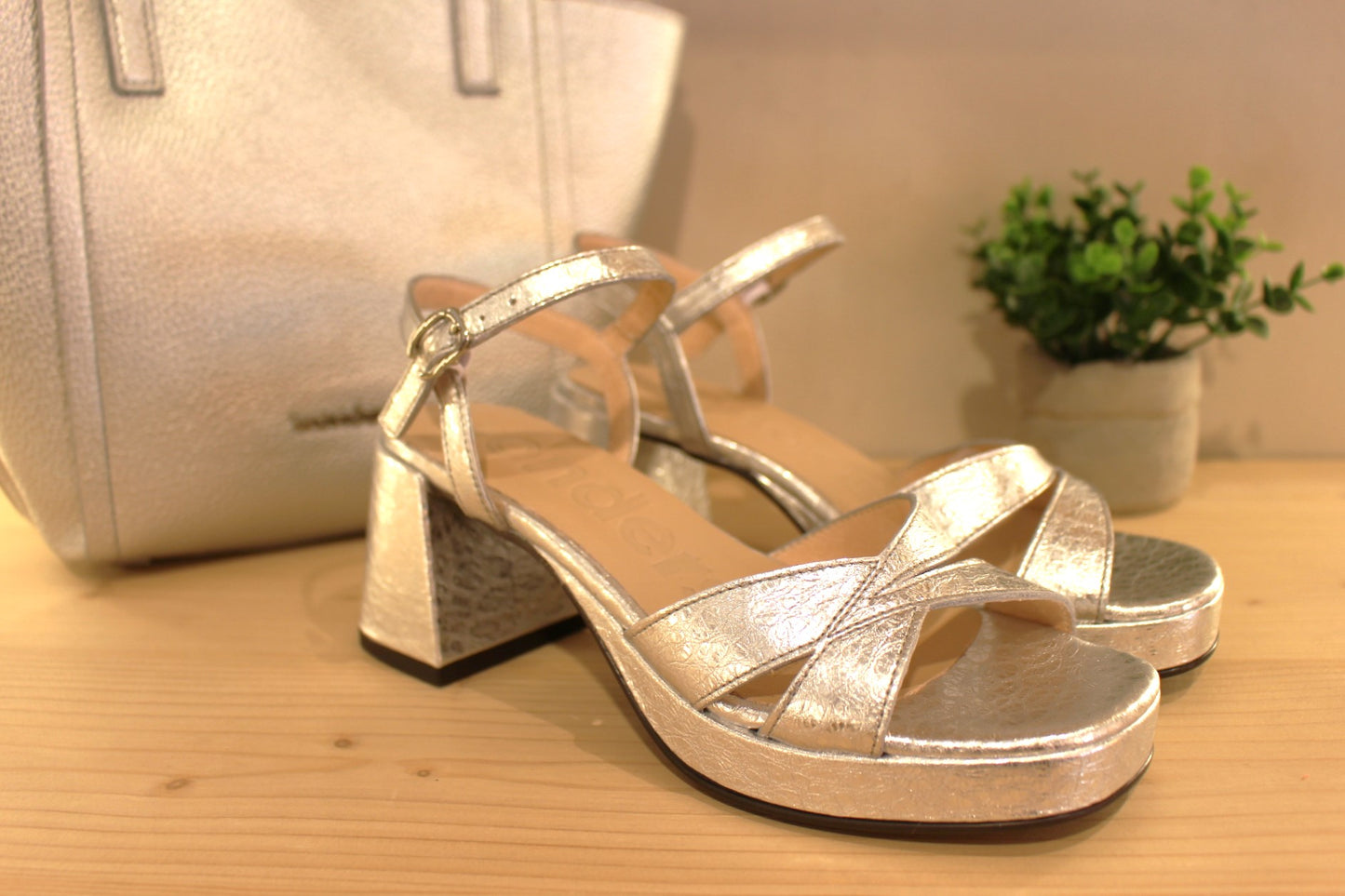 Sandales à talon WONDERS en cuir de couleur métallisé acier. Cuir imprimé. Joli bandeau ajouré sur l'avant