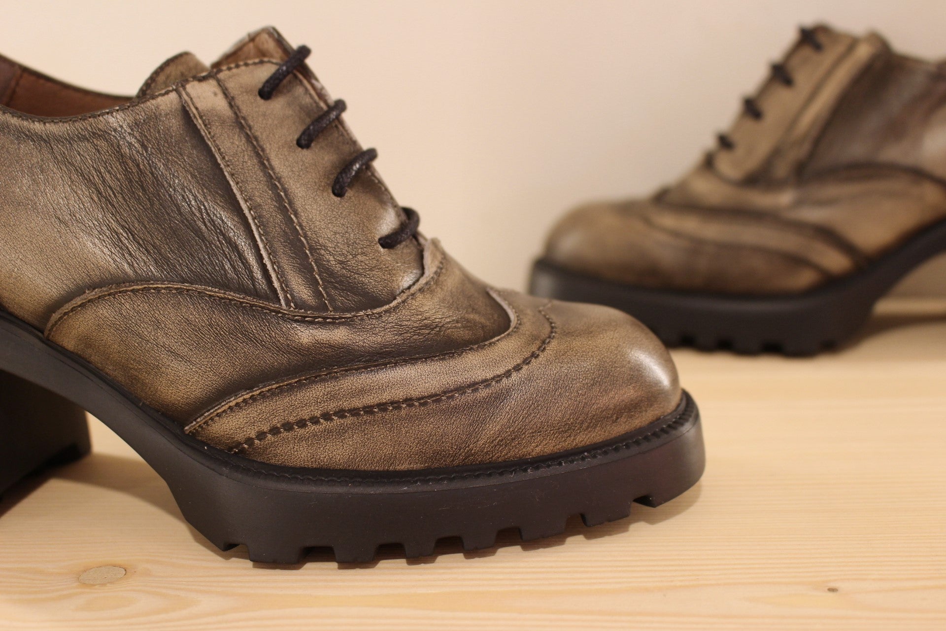 Trotteur cuir taupe très léger à talon WONDERS