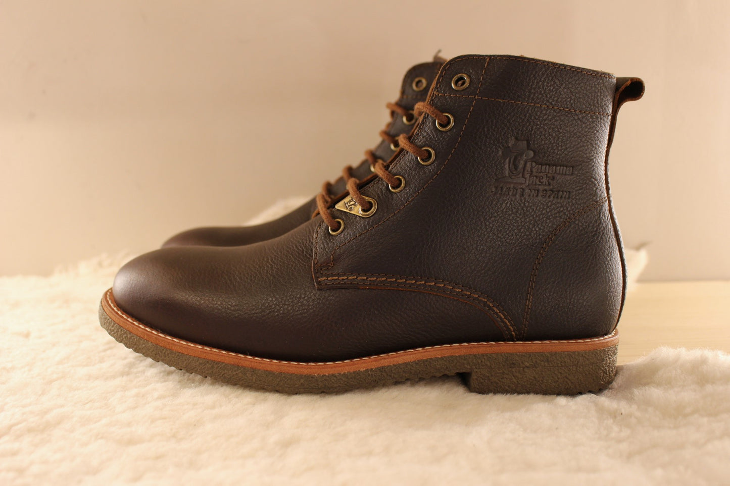 Bottines cuir gras de couleur chocolat. Cuir traité waterproof. Chaussures doublées mouton PANAMA JACK