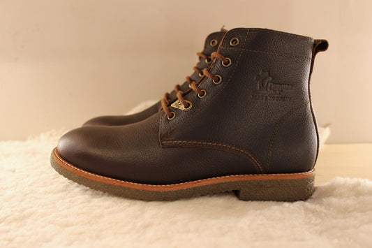 Bottines cuir gras de couleur chocolat. Cuir traité waterproof. Chaussures doublées mouton PANAMA JACK