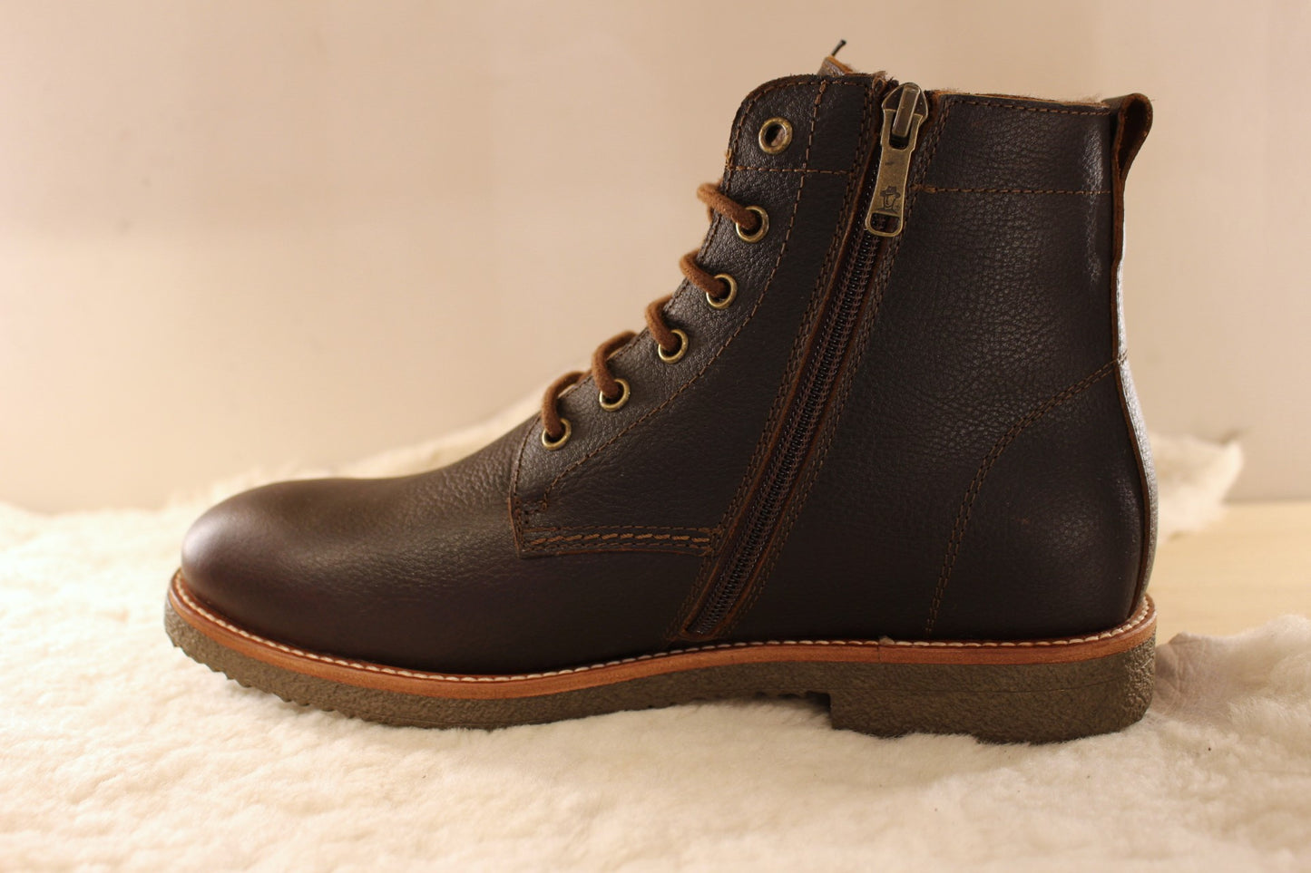 Bottines cuir gras de couleur chocolat. Cuir traité waterproof. Chaussures doublées mouton PANAMA JACK