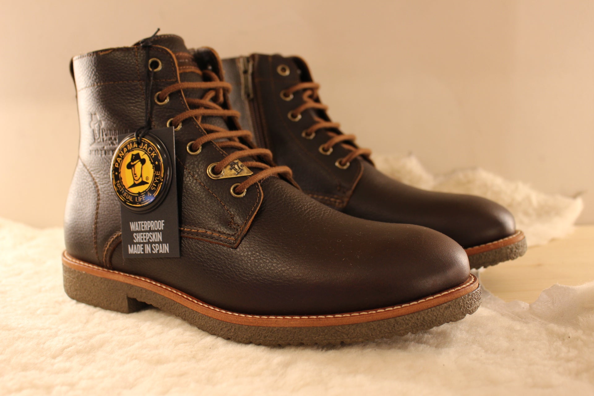 Bottines cuir gras de couleur chocolat. Cuir traité waterproof. Chaussures doublées mouton PANAMA JACK