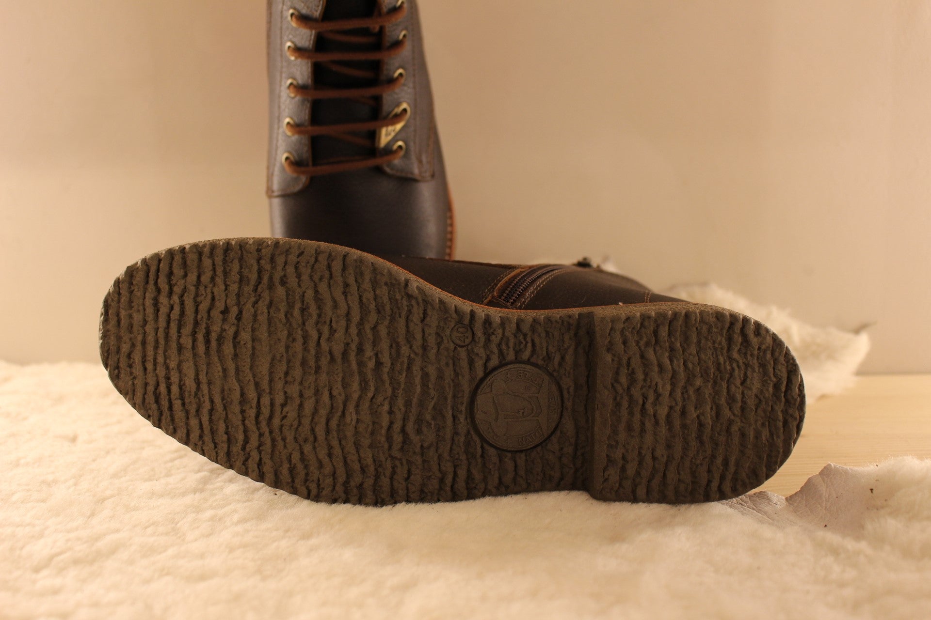 Bottines cuir gras de couleur chocolat. Cuir traité waterproof. Chaussures doublées mouton PANAMA JACK