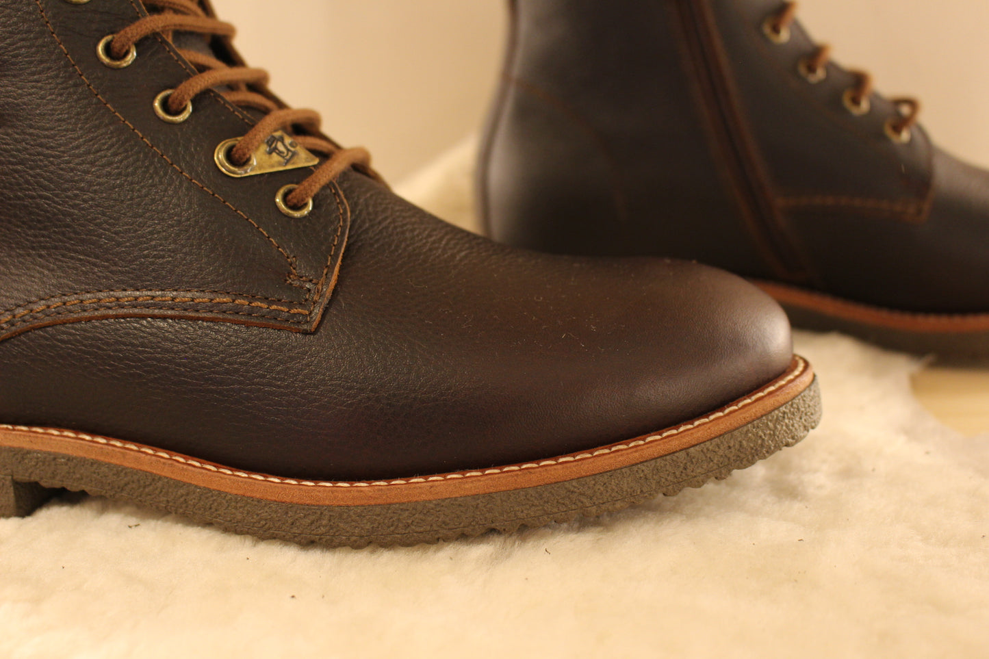 Bottines cuir gras de couleur chocolat. Cuir traité waterproof. Chaussures doublées mouton PANAMA JACK