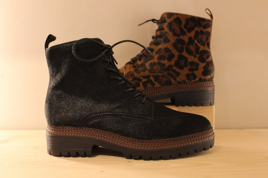 Bottines en cuir et poils de couleur noir ou léopard MAMZELLE