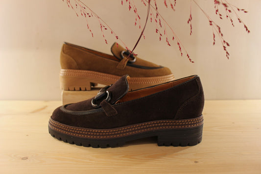 Mocassins Mamzelle en cuir velours de couleur kaki ou de couleur café. Jolie barette métal sur le coup de pied