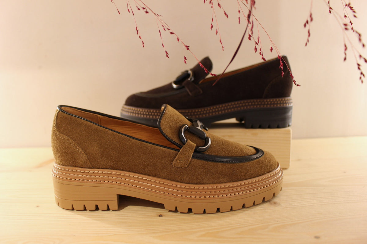Mocassins Mamzelle en cuir velours de couleur kaki ou de couleur café. Jolie barette métal sur le coup de pied