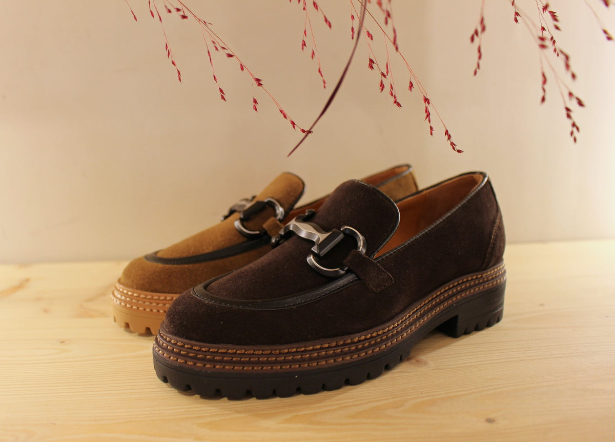 Mocassins Mamzelle en cuir velours de couleur kaki ou de couleur café. Jolie barette métal sur le coup de pied