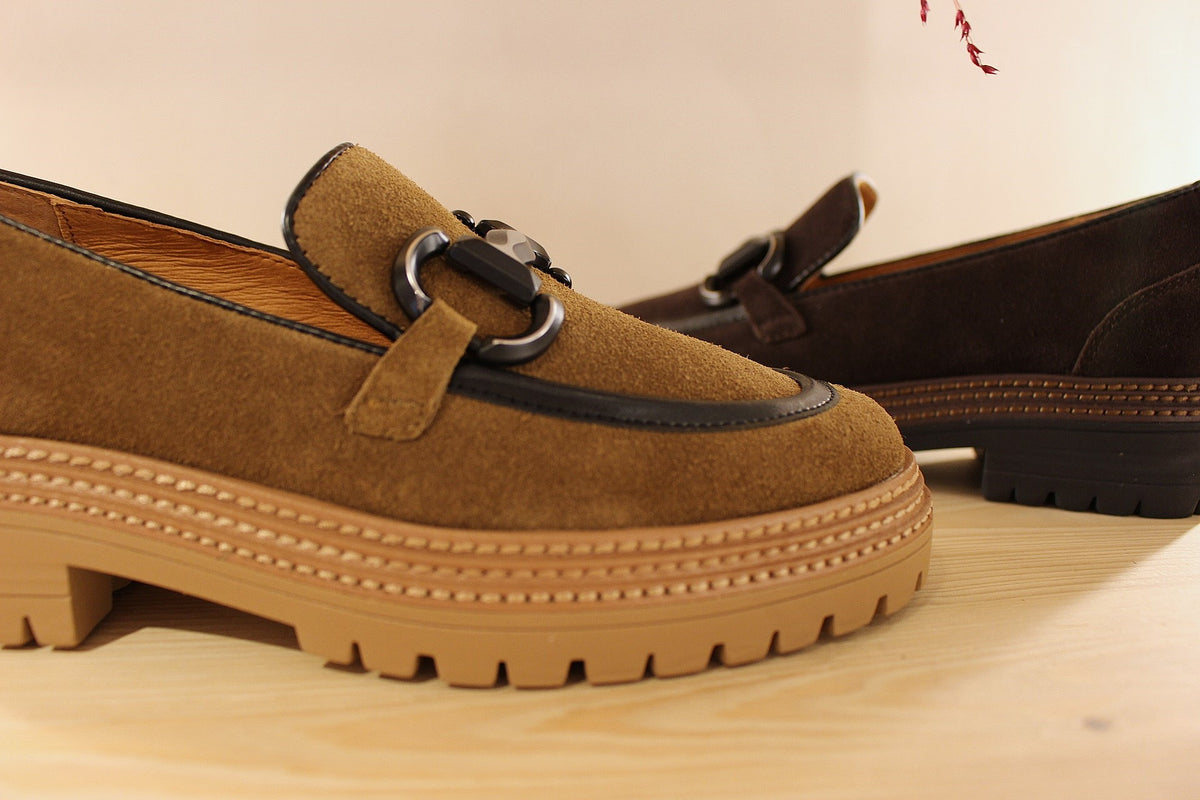 Mocassins Mamzelle en cuir velours de couleur kaki ou de couleur café. Jolie barette métal sur le coup de pied