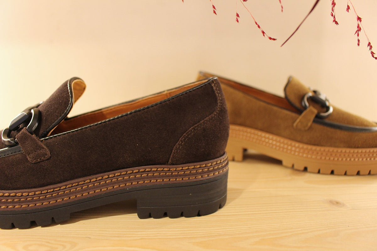 Mocassins Mamzelle en cuir velours de couleur kaki ou de couleur café. Jolie barette métal sur le coup de pied