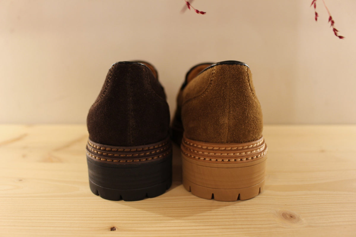 Mocassins Mamzelle en cuir velours de couleur kaki ou de couleur café. Jolie barette métal sur le coup de pied