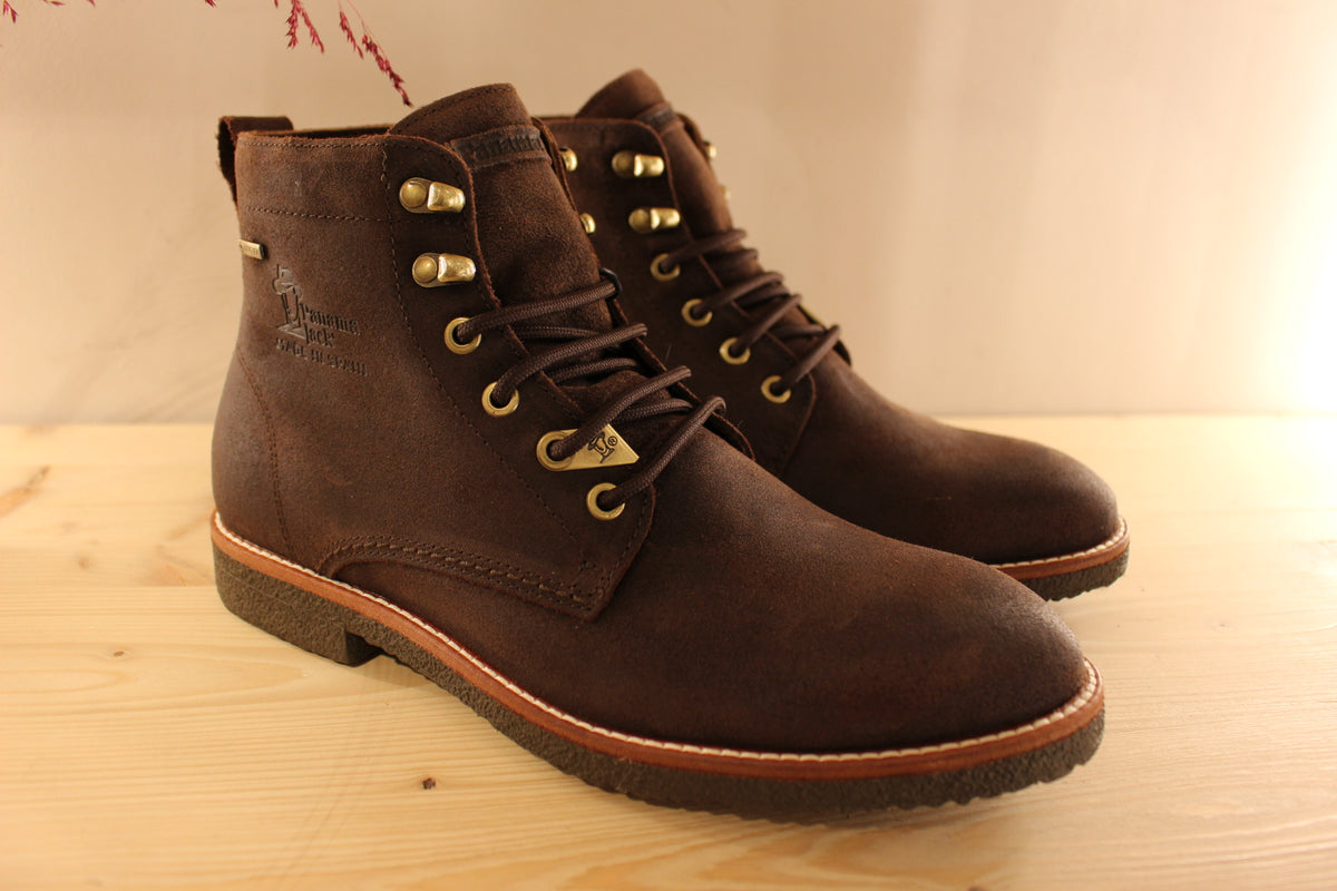 Chaussures d'hiver PANAMA JACK pour homme en velours de couleur marron. Cuir traité waterproof. Chaussures doublées Gore-Tex