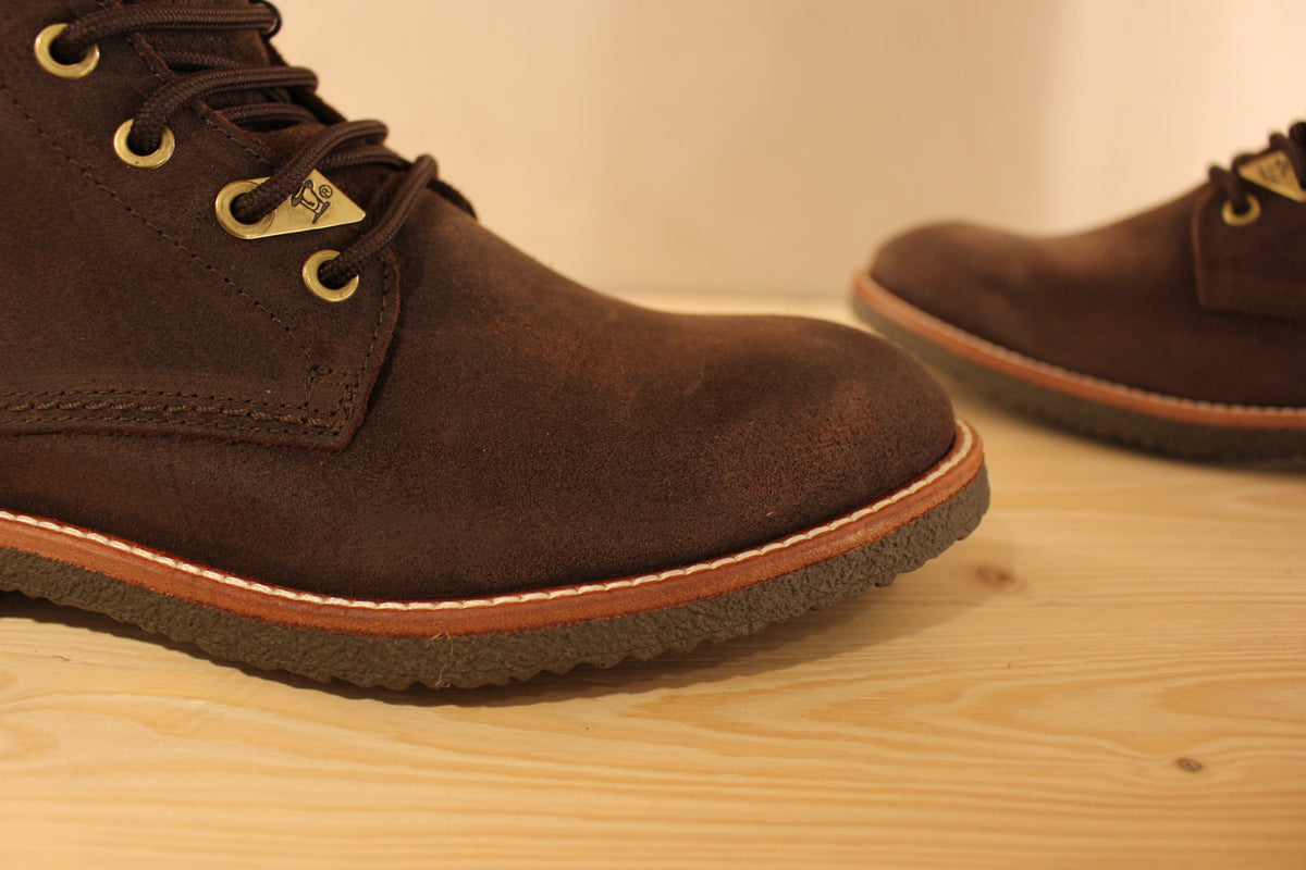 Chaussures d'hiver PANAMA JACK pour homme en velours de couleur marron. Cuir traité waterproof. Chaussures doublées Gore-Tex
