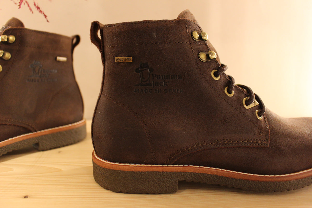 Chaussures d'hiver PANAMA JACK pour homme en velours de couleur marron. Cuir traité waterproof. Chaussures doublées Gore-Tex