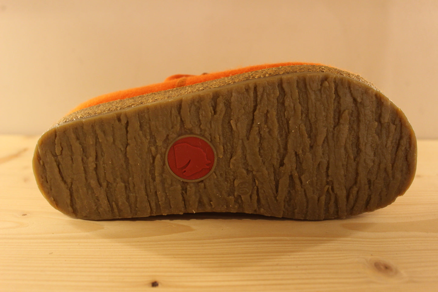 Chaussons HAFLINGER coupe sabot en pur laine de couleur orange. Serrage par boucle sur bride coup de pied