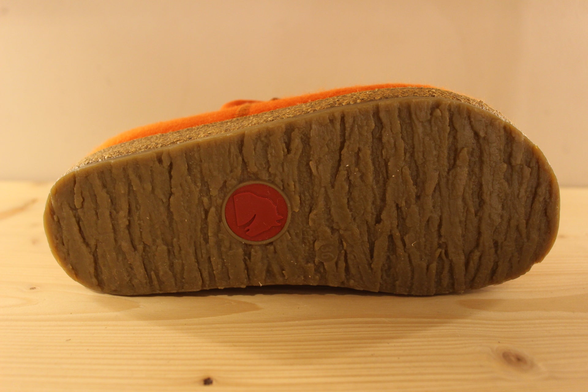 Chaussons HAFLINGER coupe sabot en pur laine de couleur orange. Serrage par boucle sur bride coup de pied