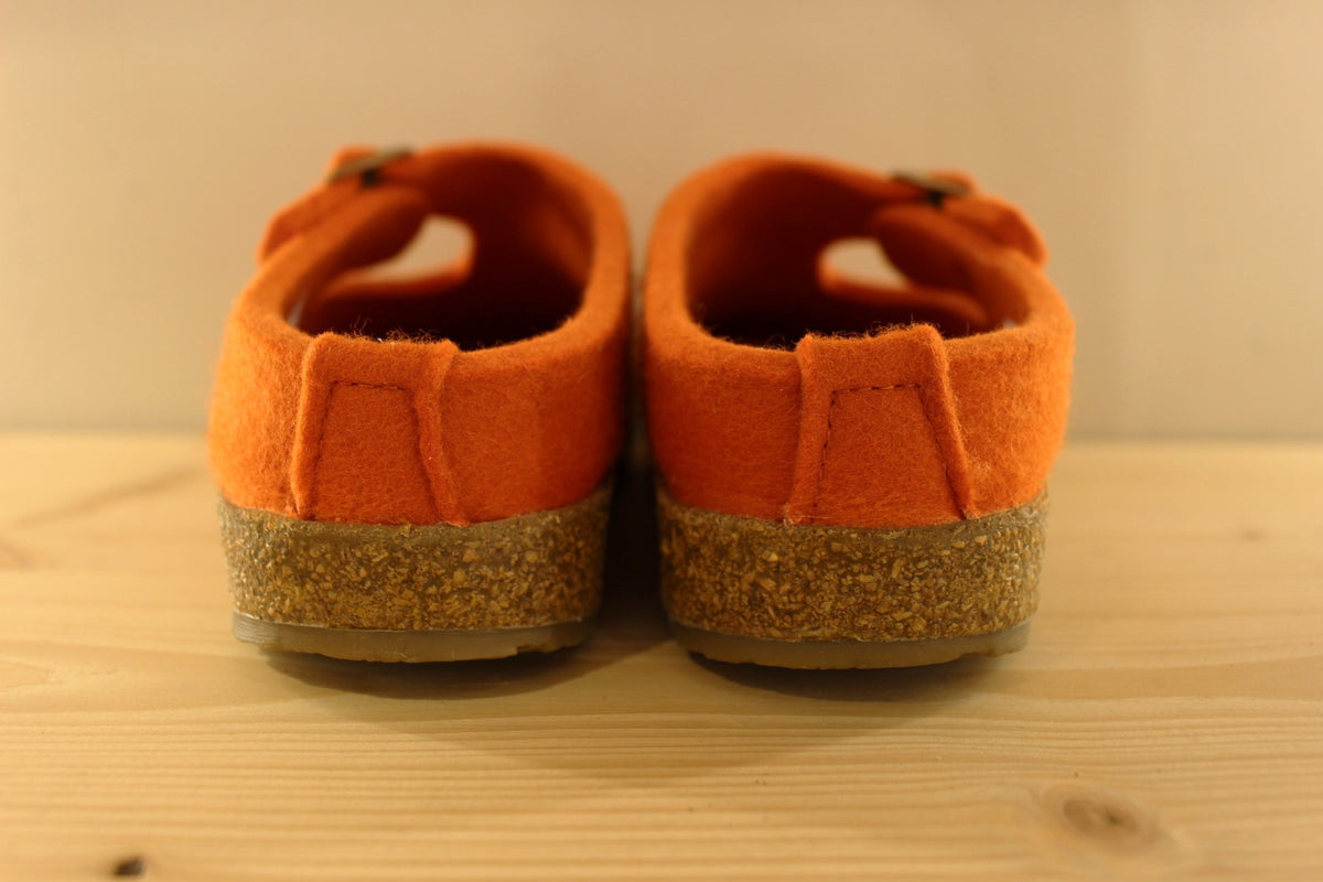 Chaussons HAFLINGER coupe sabot en pur laine de couleur orange. Serrage par boucle sur bride coup de pied
