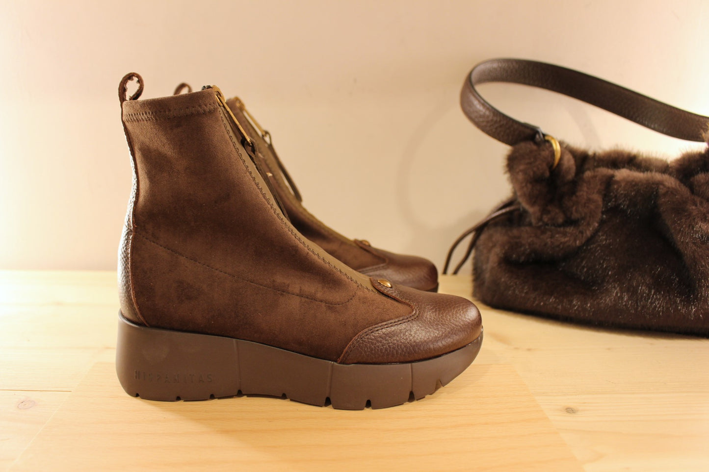 Bottine HISPANITAS en cuir de couleur chocolat, et velours chocolat. Stretch&nbsp; chocolat sur le haut de la tige. Zip étanche et discret sur le coup de pied