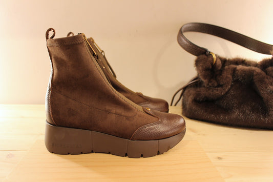 Bottine HISPANITAS en cuir de couleur chocolat, et velours chocolat. Stretch&nbsp; chocolat sur le haut de la tige. Zip étanche et discret sur le coup de pied