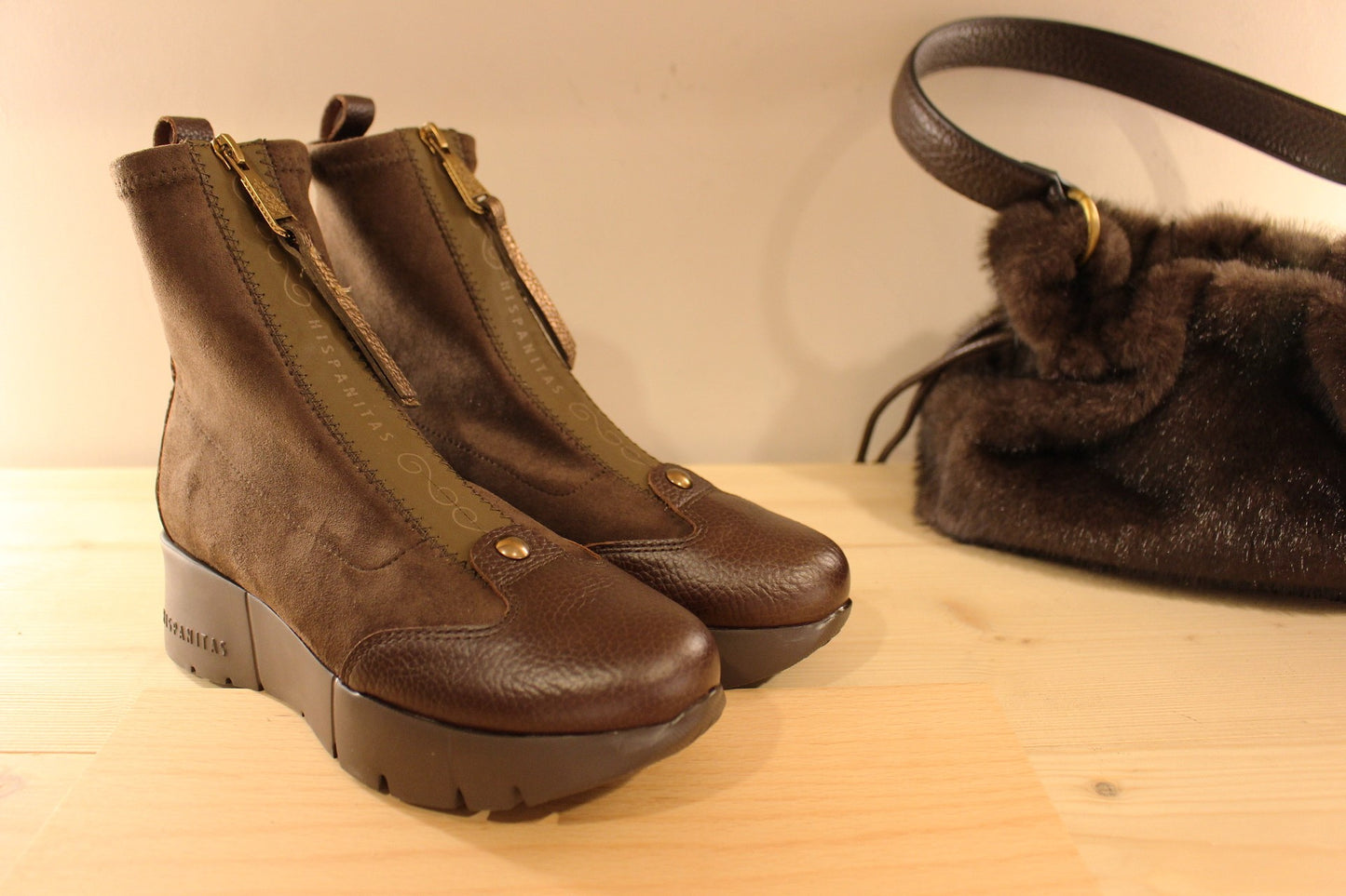 Bottine HISPANITAS en cuir de couleur chocolat, et velours chocolat. Stretch&nbsp; chocolat sur le haut de la tige. Zip étanche et discret sur le coup de pied