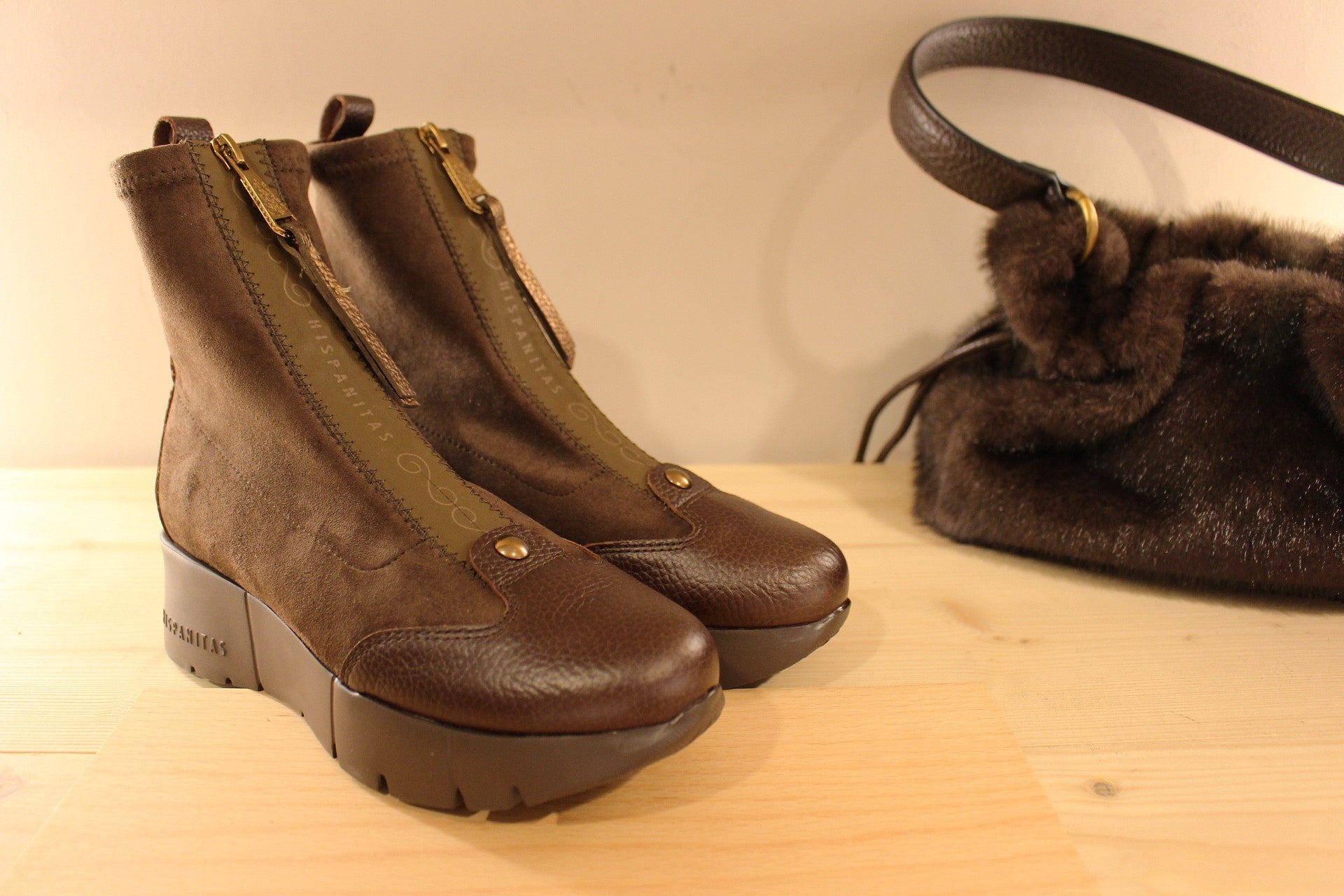 Bottine HISPANITAS en cuir de couleur chocolat, et velours chocolat. Stretch&nbsp; chocolat sur le haut de la tige. Zip étanche et discret sur le coup de pied