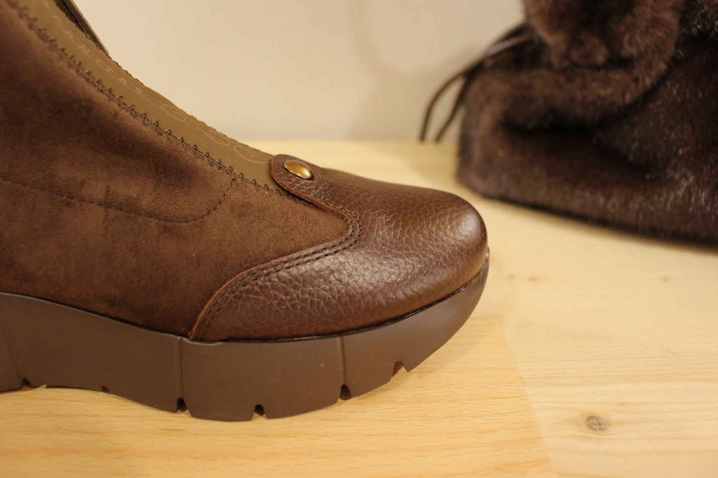 Bottine HISPANITAS en cuir de couleur chocolat, et velours chocolat. Stretch&nbsp; chocolat sur le haut de la tige. Zip étanche et discret sur le coup de pied