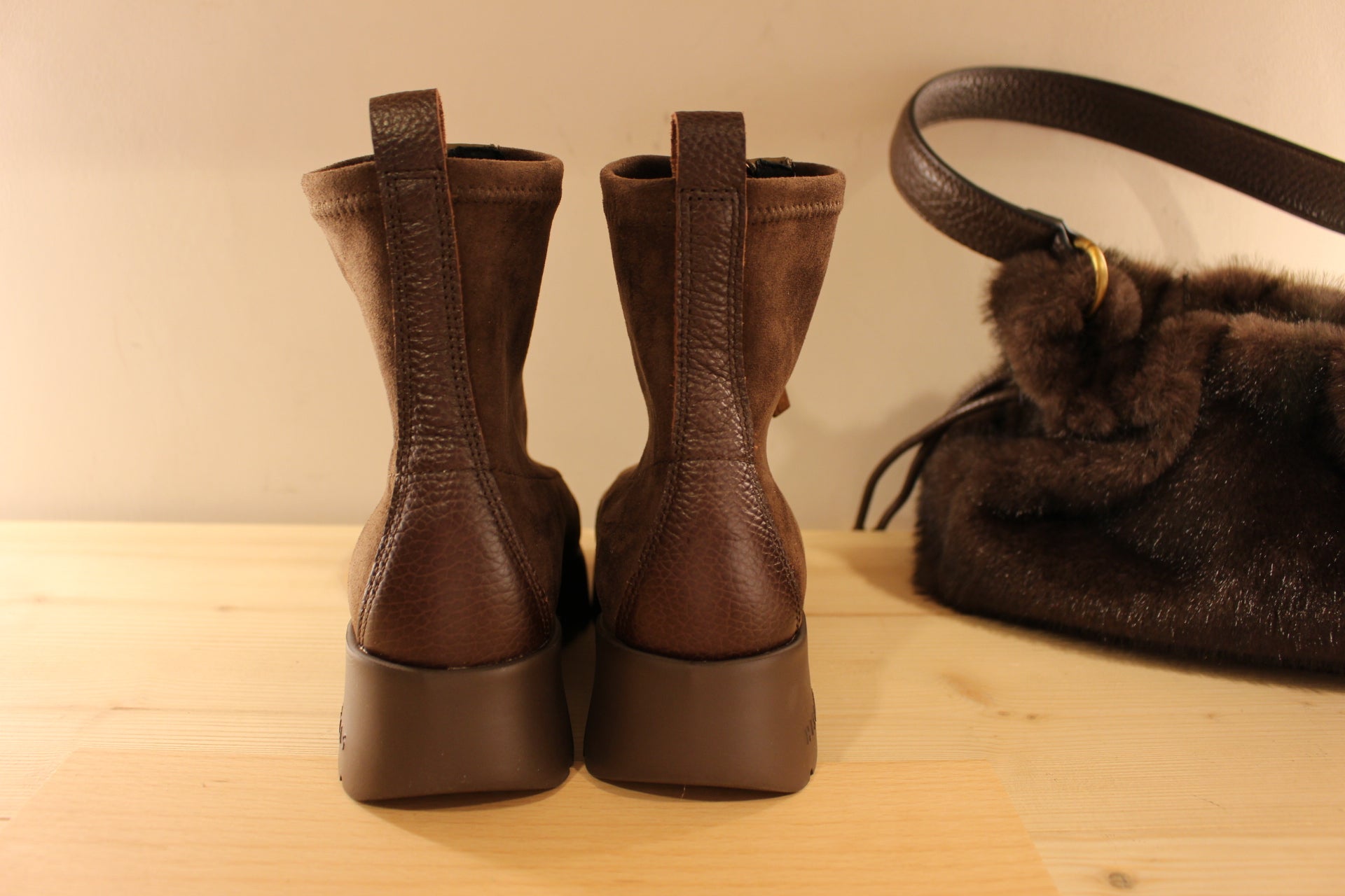 Bottine HISPANITAS en cuir de couleur chocolat, et velours chocolat. Stretch&nbsp; chocolat sur le haut de la tige. Zip étanche et discret sur le coup de pied