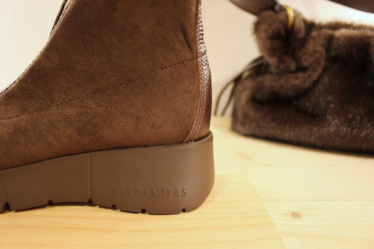 Bottine HISPANITAS en cuir de couleur chocolat, et velours chocolat. Stretch&nbsp; chocolat sur le haut de la tige. Zip étanche et discret sur le coup de pied