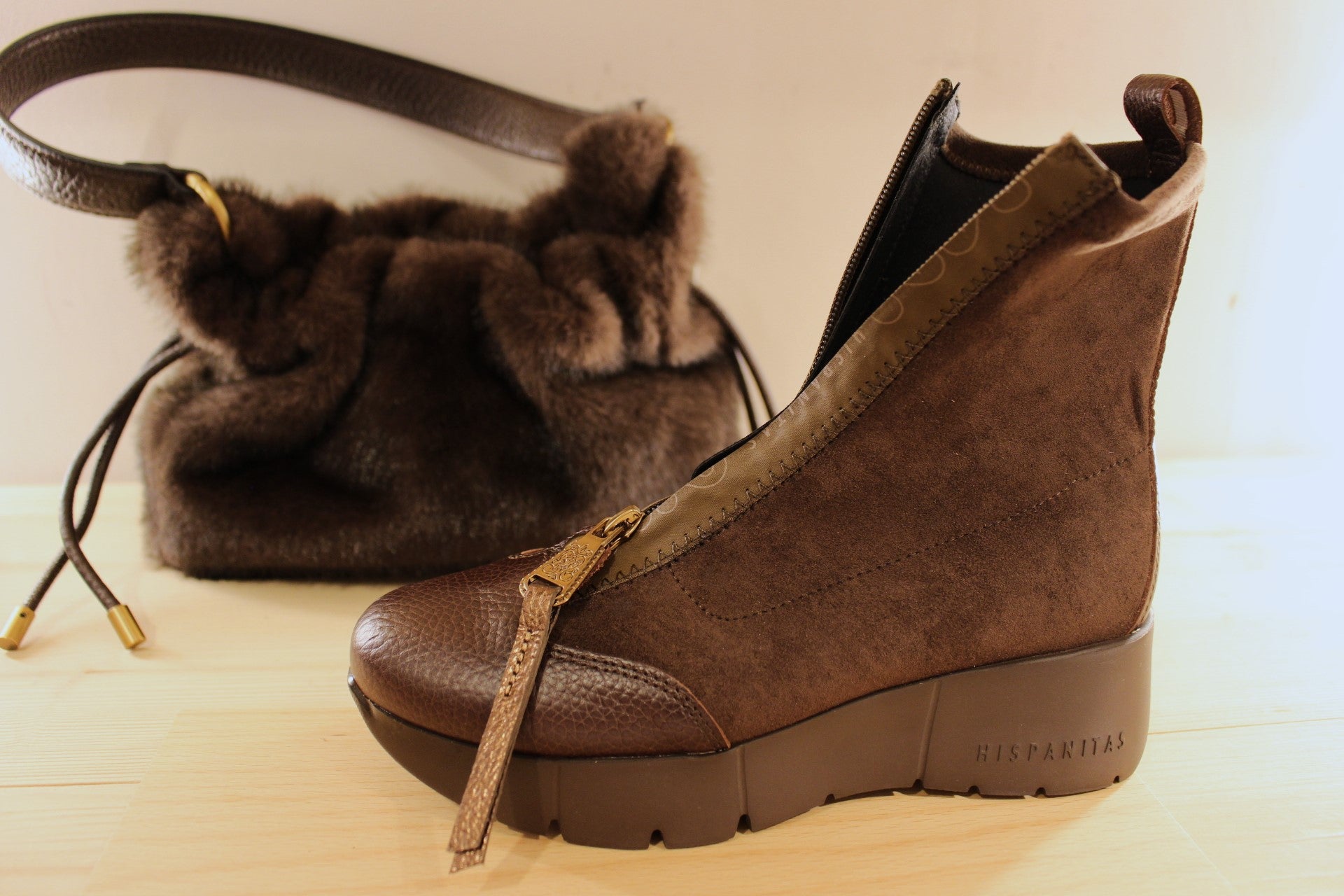 Bottine HISPANITAS en cuir de couleur chocolat, et velours chocolat. Stretch&nbsp; chocolat sur le haut de la tige. Zip étanche et discret sur le coup de pied