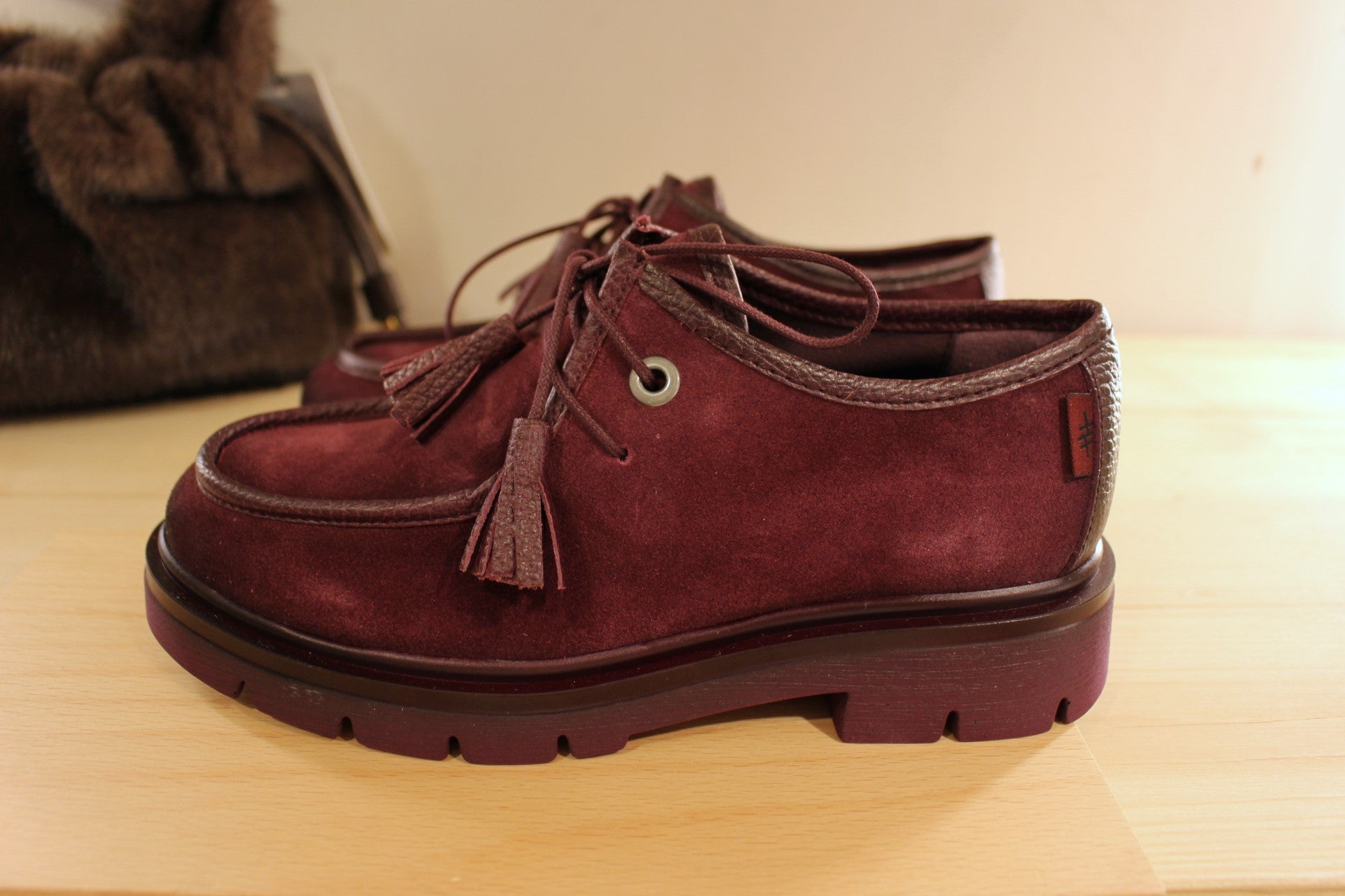 Derby HISPANITAS en cuir velours et grainé de couleur bordeaux. Lacets coton ton sur ton avec finition pampille