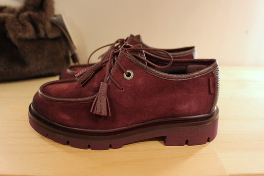 Derby HISPANITAS en cuir velours et grainé de couleur bordeaux. Lacets coton ton sur ton avec finition pampille