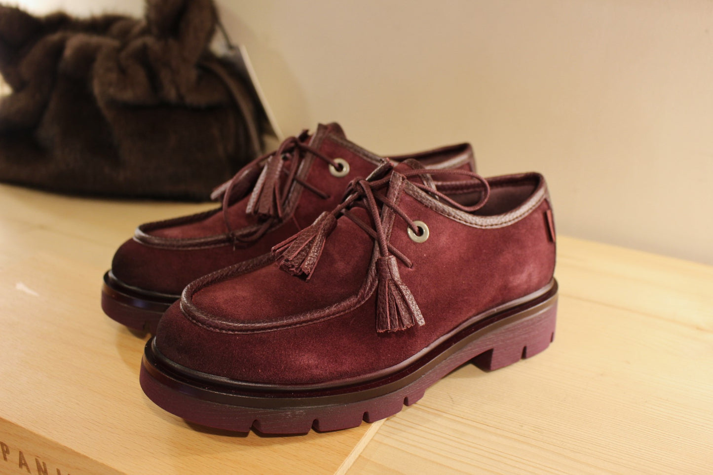 Derby HISPANITAS en cuir velours et grainé de couleur bordeaux. Lacets coton ton sur ton avec finition pampille
