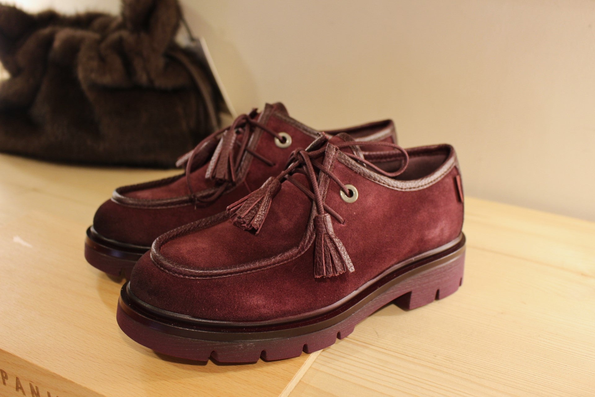 Derby HISPANITAS en cuir velours et grainé de couleur bordeaux. Lacets coton ton sur ton avec finition pampille