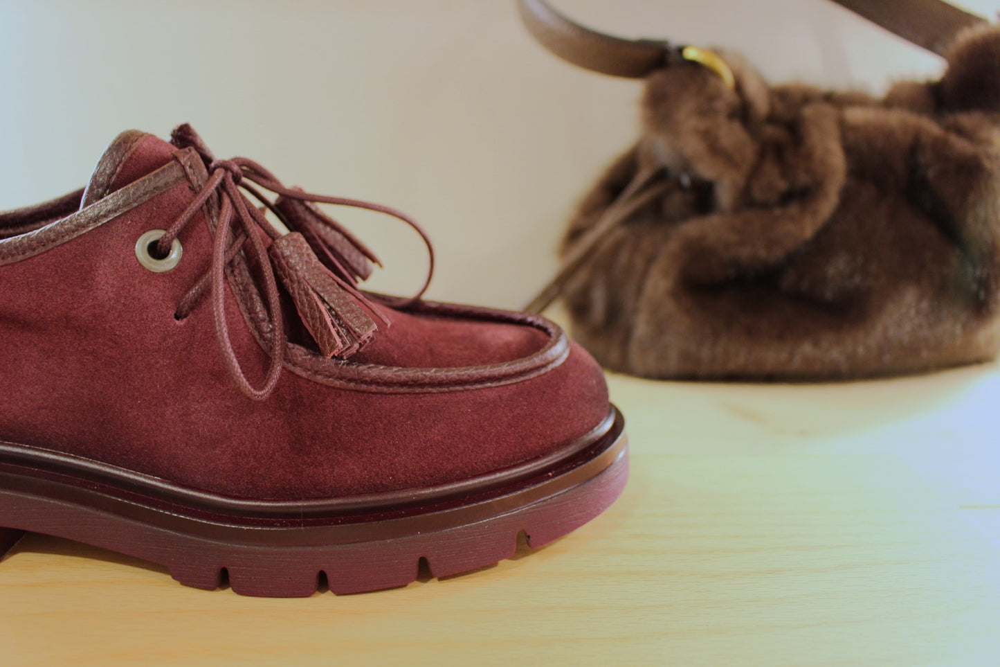 Derby HISPANITAS en cuir velours et grainé de couleur bordeaux. Lacets coton ton sur ton avec finition pampille