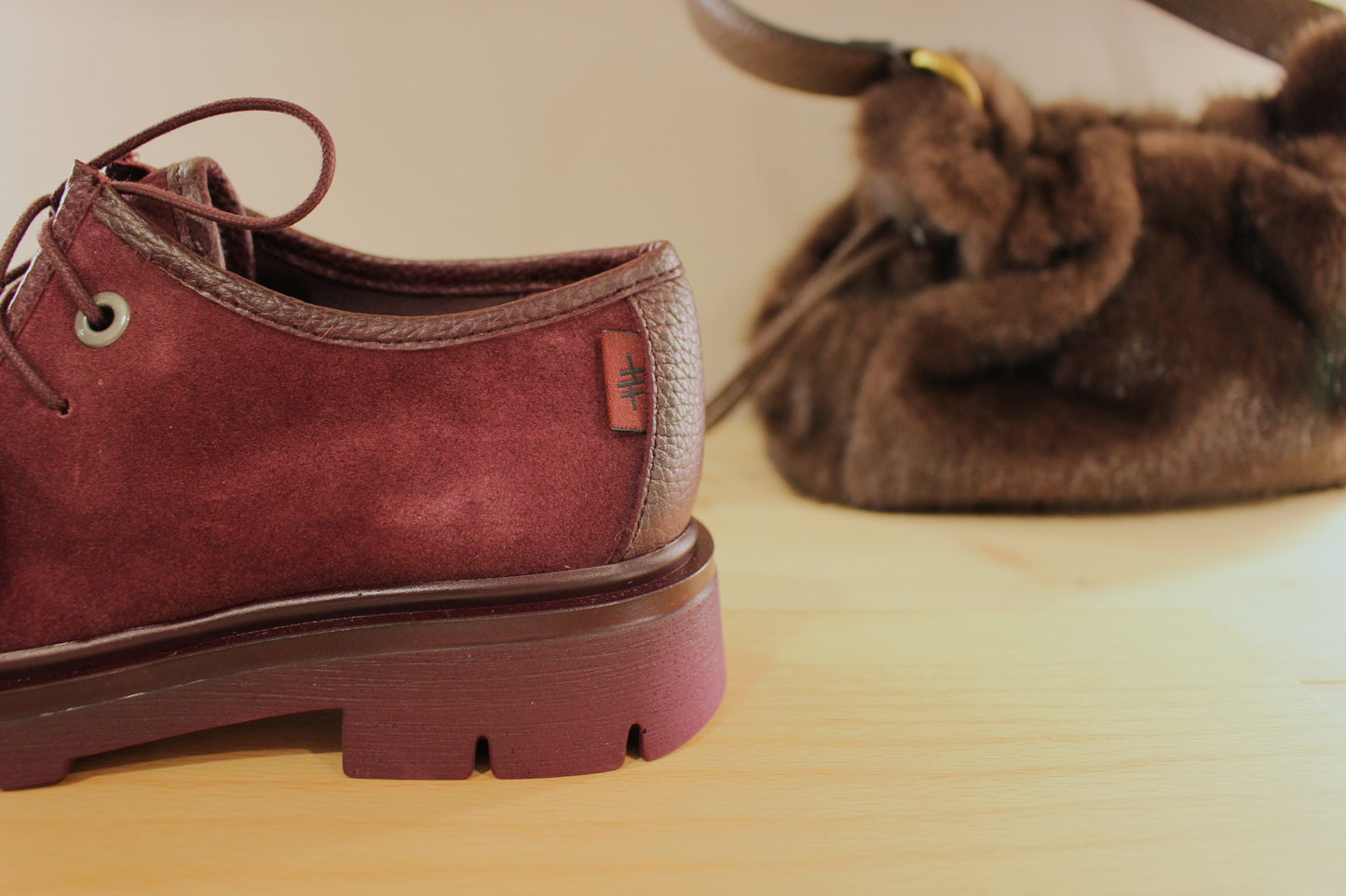 Derby HISPANITAS en cuir velours et grainé de couleur bordeaux. Lacets coton ton sur ton avec finition pampille