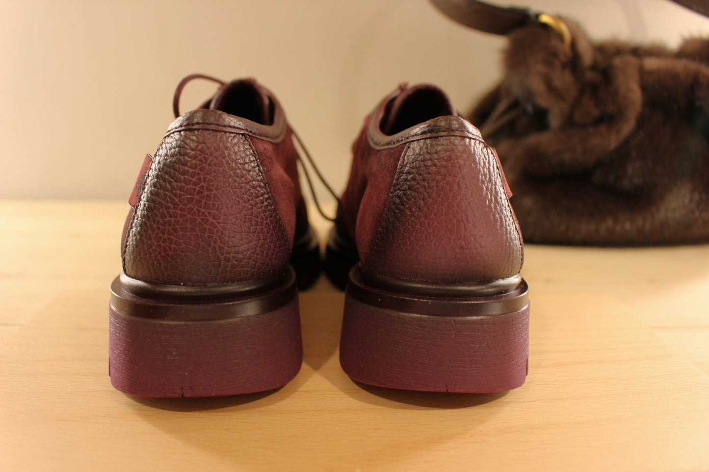 Derby HISPANITAS en cuir velours et grainé de couleur bordeaux. Lacets coton ton sur ton avec finition pampille