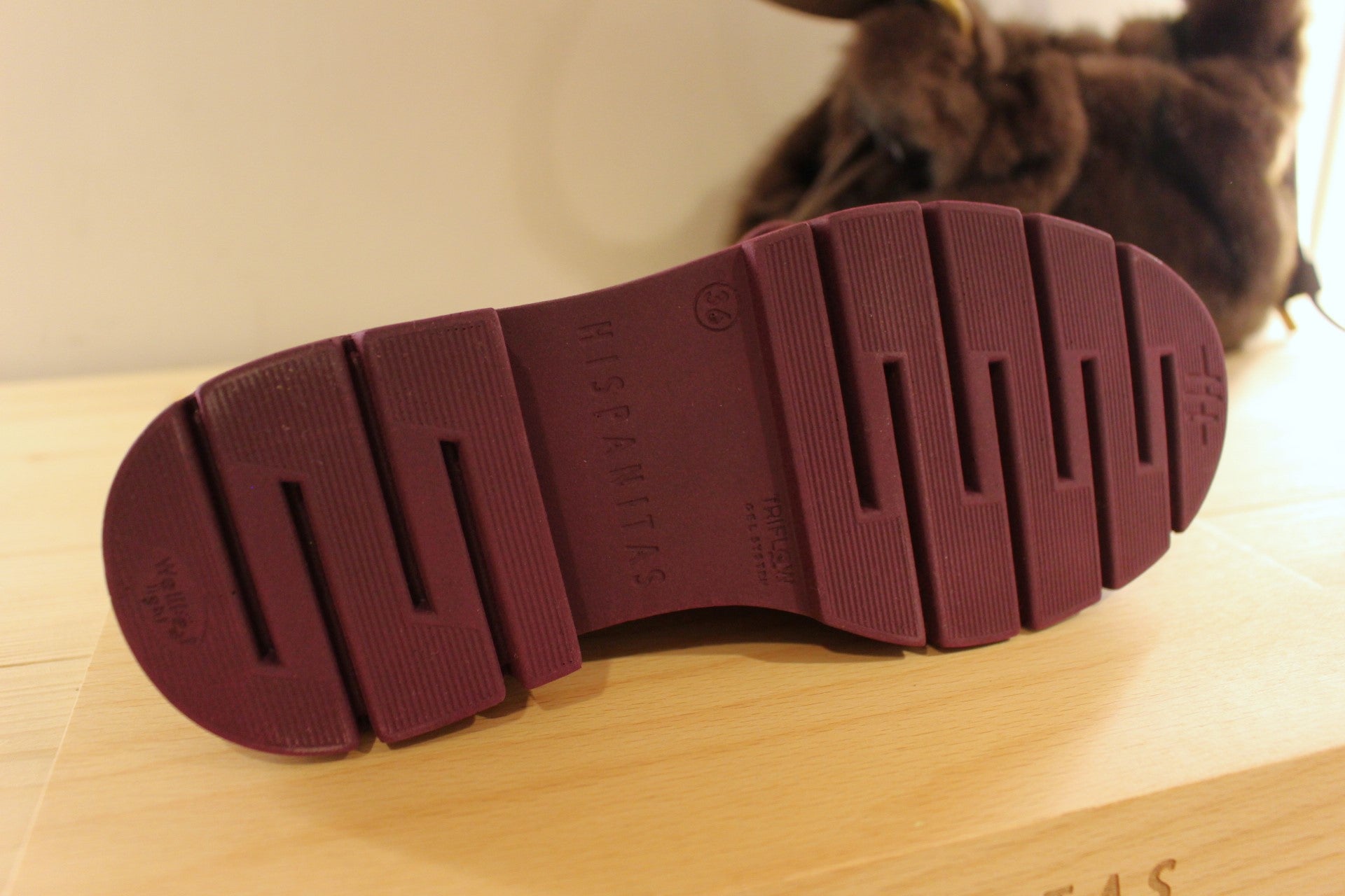 Derby HISPANITAS en cuir velours et grainé de couleur bordeaux. Lacets coton ton sur ton avec finition pampille