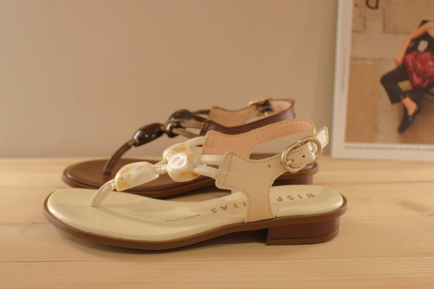 Entre-doigt HISPANITAS en cuir de couleur butter (créme) ou de couleur noisette. De jolies pierres ton sur ton habillent le salomé