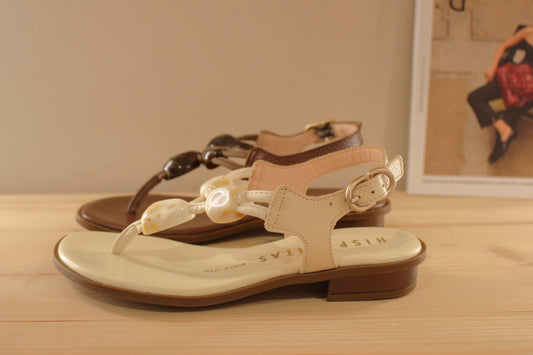 Entre-doigt HISPANITAS en cuir de couleur butter (créme) ou de couleur noisette. De jolies pierres ton sur ton habillent le salomé