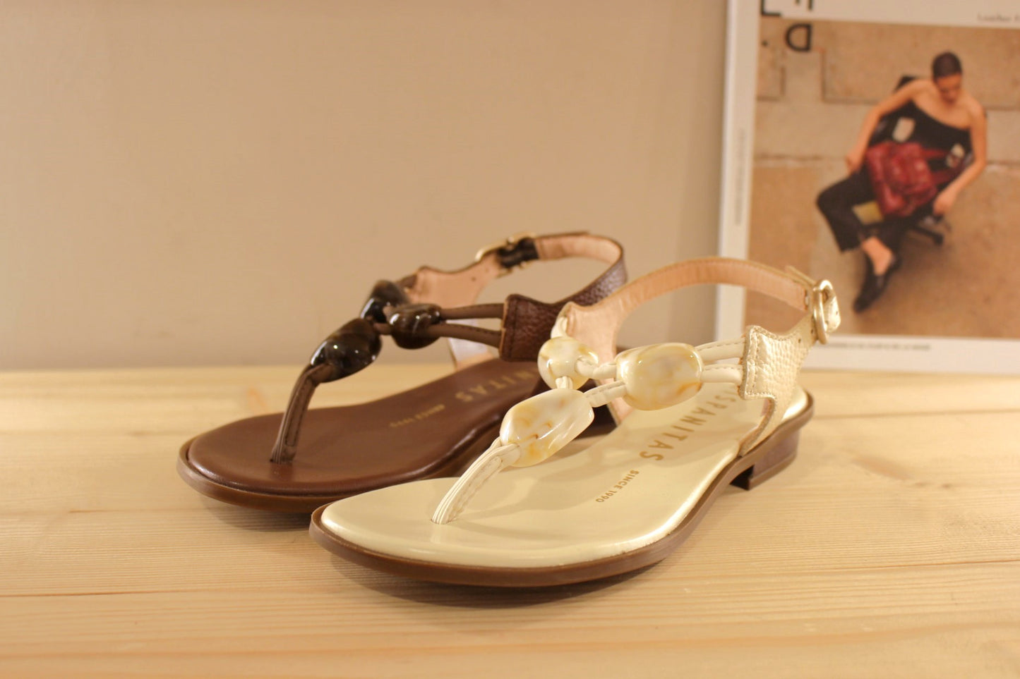 Entre-doigt HISPANITAS en cuir de couleur butter (créme) ou de couleur noisette. De jolies pierres ton sur ton habillent le salomé