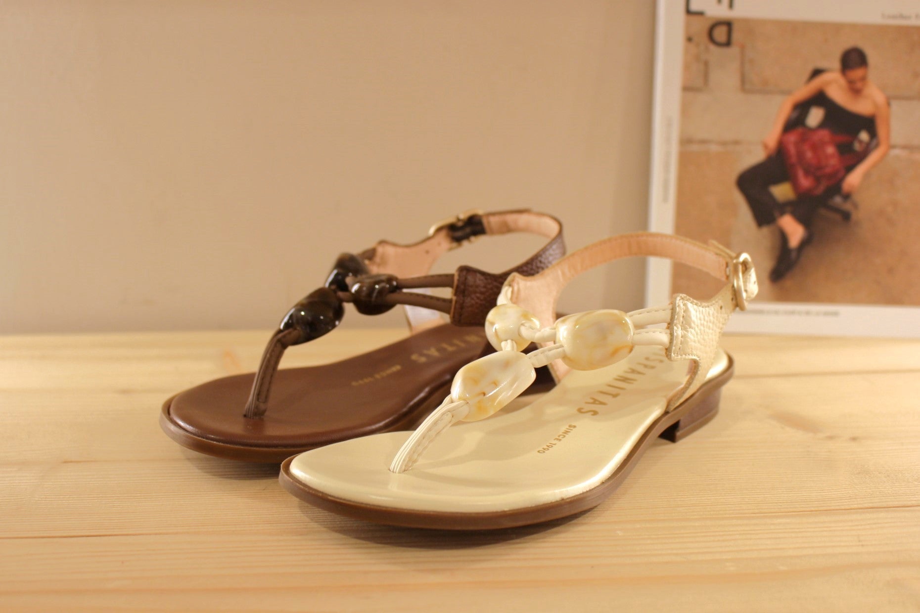 Entre-doigt HISPANITAS en cuir de couleur butter (créme) ou de couleur noisette. De jolies pierres ton sur ton habillent le salomé