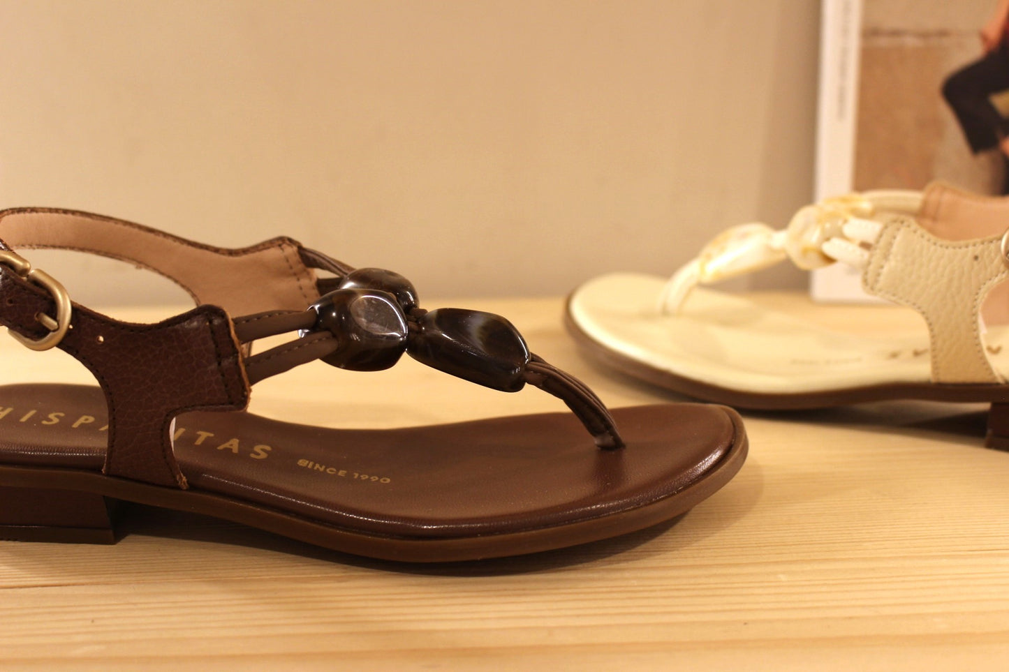 Entre-doigt HISPANITAS en cuir de couleur butter (créme) ou de couleur noisette. De jolies pierres ton sur ton habillent le salomé