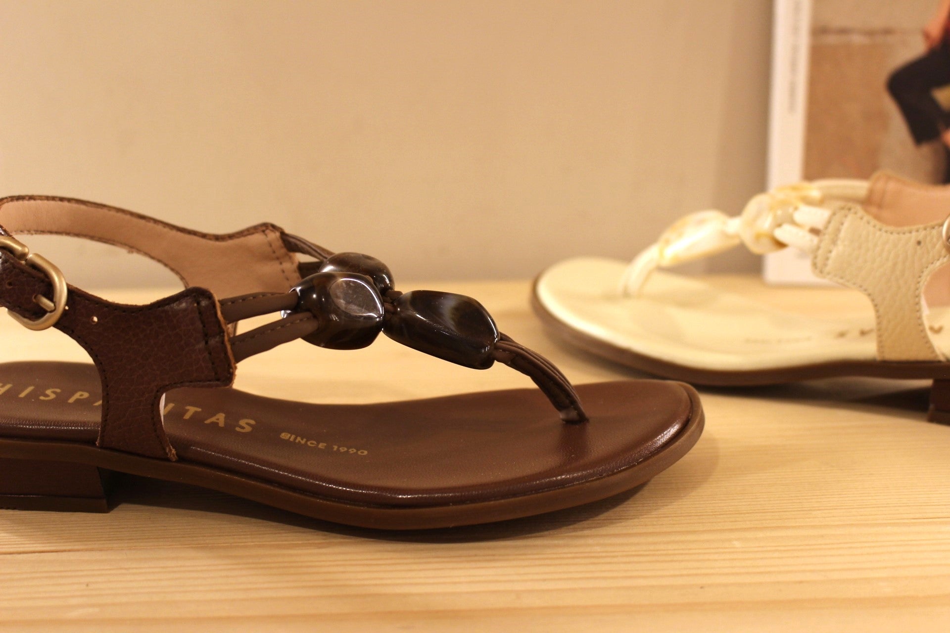Entre-doigt HISPANITAS en cuir de couleur butter (créme) ou de couleur noisette. De jolies pierres ton sur ton habillent le salomé