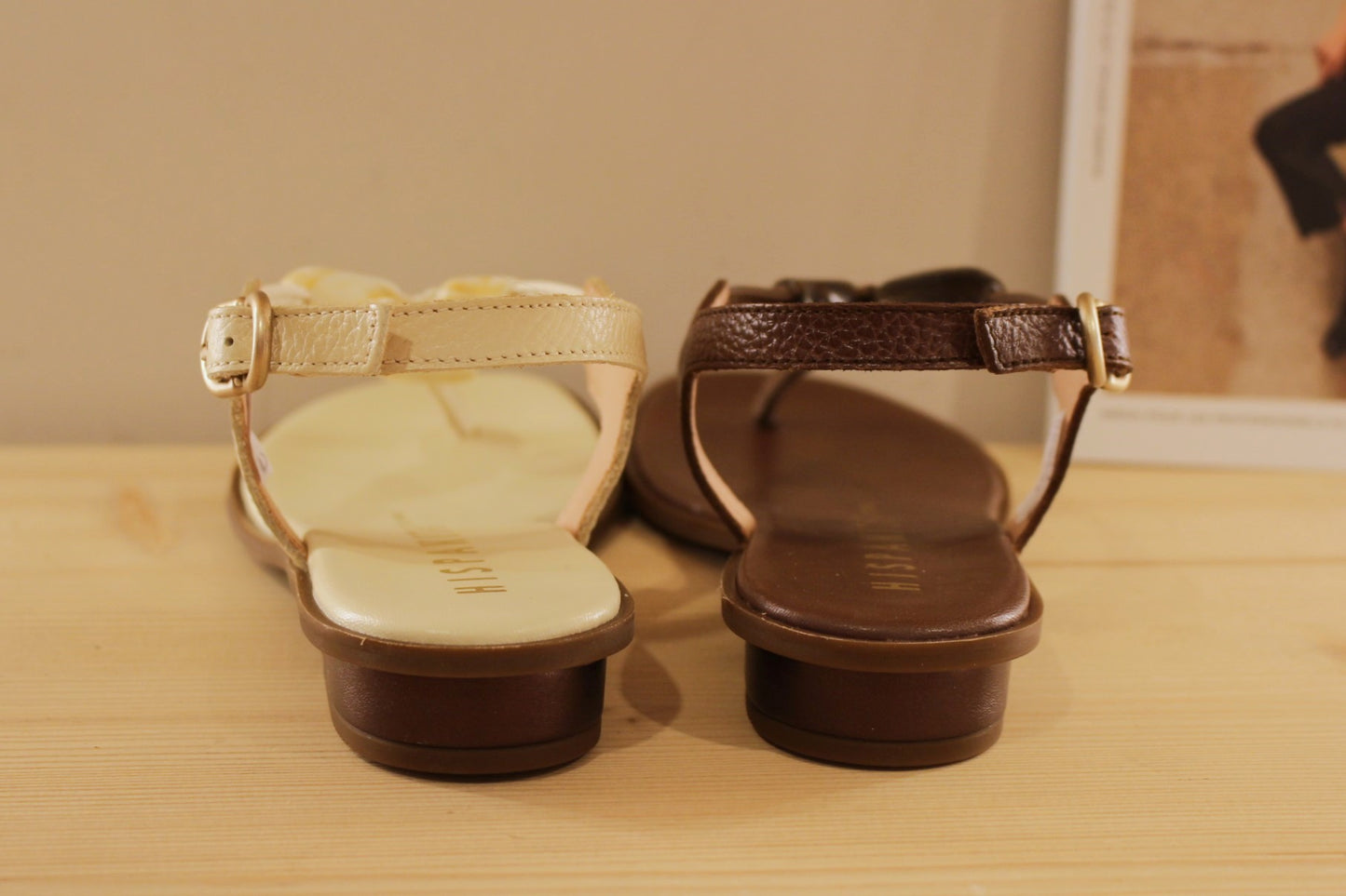 Entre-doigt HISPANITAS en cuir de couleur butter (créme) ou de couleur noisette. De jolies pierres ton sur ton habillent le salomé