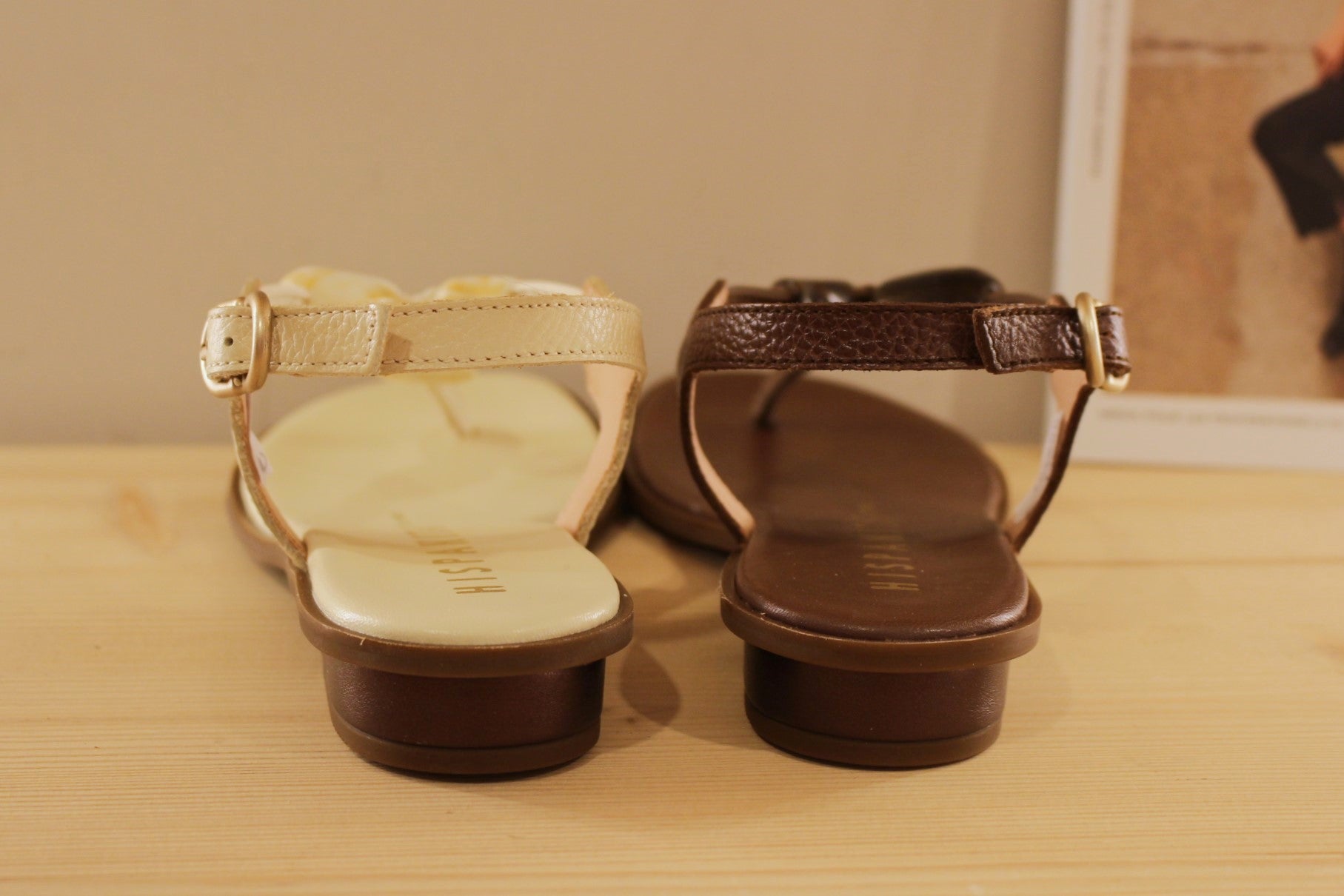 Entre-doigt HISPANITAS en cuir de couleur butter (créme) ou de couleur noisette. De jolies pierres ton sur ton habillent le salomé