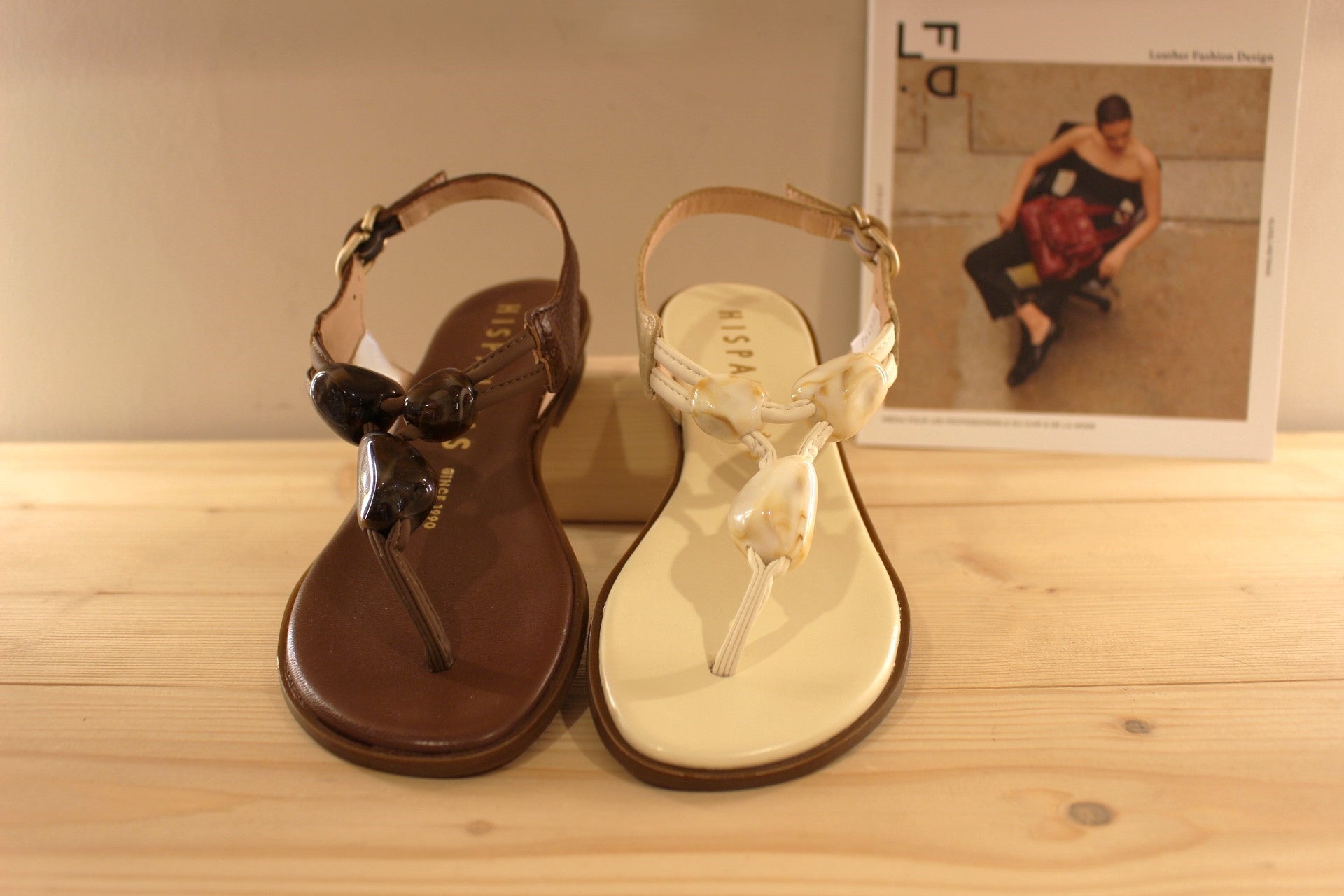 Entre-doigt HISPANITAS en cuir de couleur butter (créme) ou de couleur noisette. De jolies pierres ton sur ton habillent le salomé