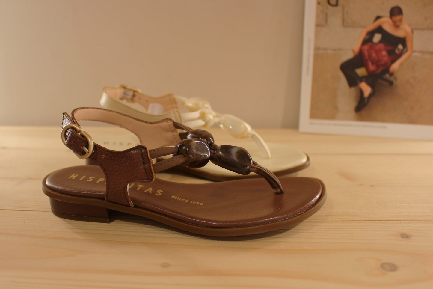 Entre-doigt HISPANITAS en cuir de couleur butter (créme) ou de couleur noisette. De jolies pierres ton sur ton habillent le salomé