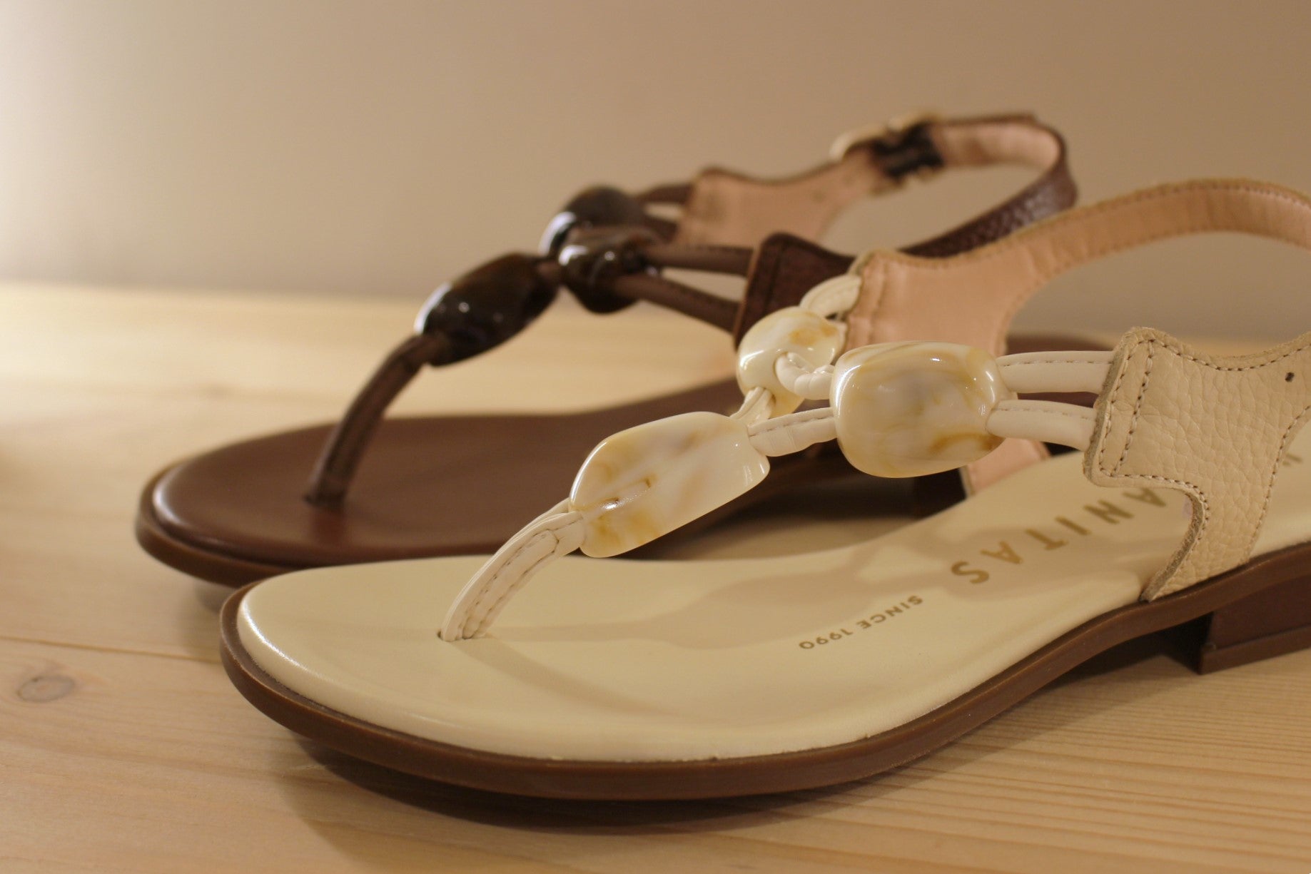 Entre-doigt HISPANITAS en cuir de couleur butter (créme) ou de couleur noisette. De jolies pierres ton sur ton habillent le salomé