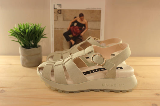 Sandales HISPANITAS en cuir velours de couleur vert pâle. Serrage par boucle sur bride coup de pied